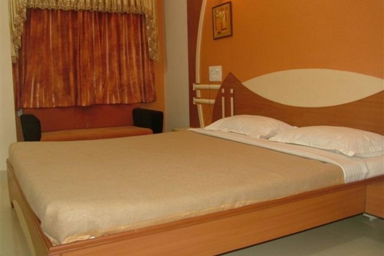 Dwaraka Residency Hotel Kākināda Buitenkant foto